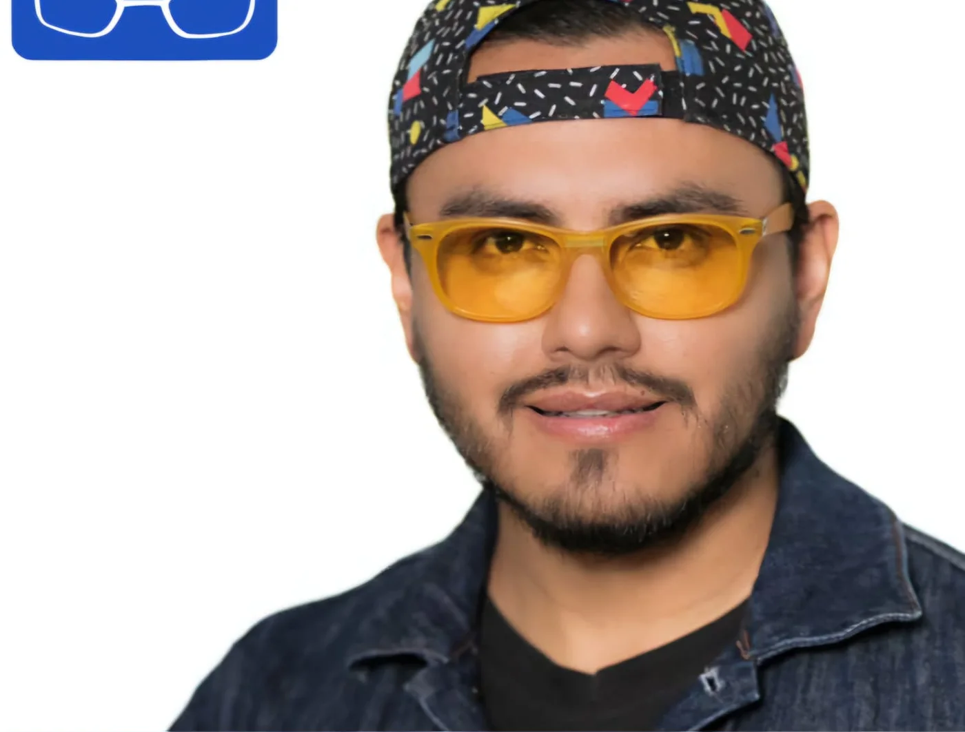 Cliente con lentes fotocromáticos amarillos