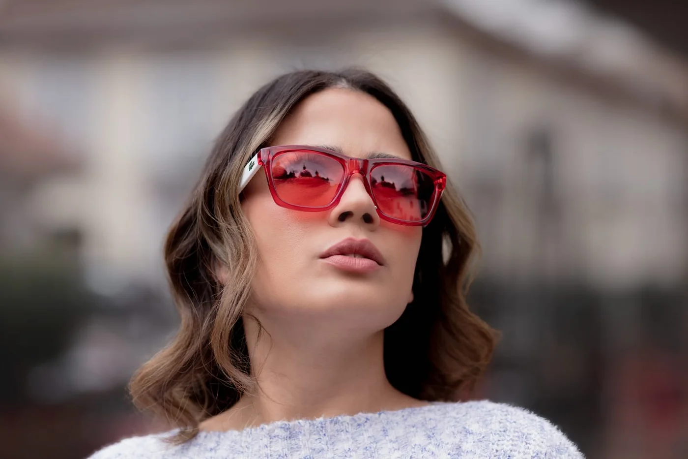 Clienta con lentes fotocromáticos rojos