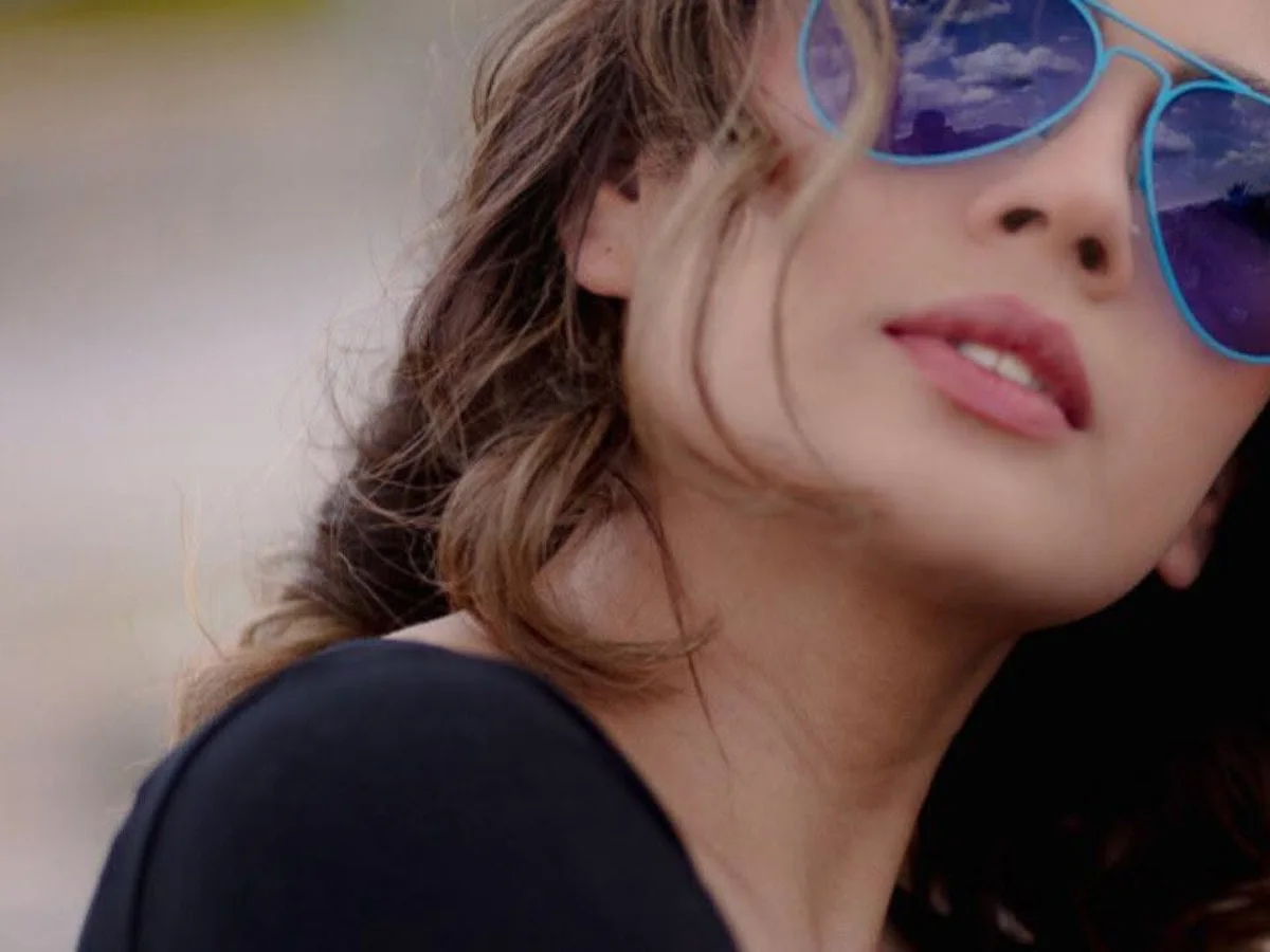 Clienta con gafas de sol de Optica Full Vision
